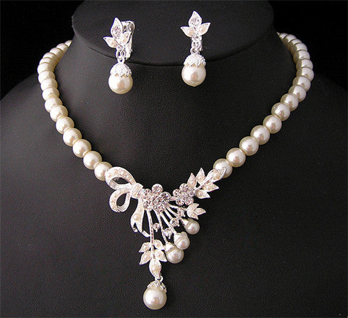 Wedding ladies, bridal ornaments, wedding gowns, pearls, necklaces, earrings, jewelry sets